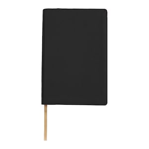 Puede incluir: Un cuaderno negro encuadernado en cuero con un marcador de cinta marrón.