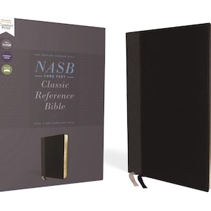 Può includere: Una Bibbia di riferimento classica NASB nera con la sua scatola abbinata. Il libro ha una copertina nera e bordi delle pagine dorati. La scatola presenta il testo "NASB Classic Reference Bible" e altri dettagli.