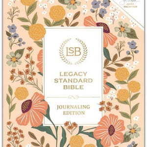 Puede incluir: Una cubierta con estampado floral para una edición de la Biblia Legacy Standard Journaling. La cubierta presenta una variedad de flores en tonos naranja, amarillo, azul y verde sobre un fondo melocotón. El título "Legacy Standard Bible Journaling Edition" está impreso en letras doradas sobre un fondo blanco.