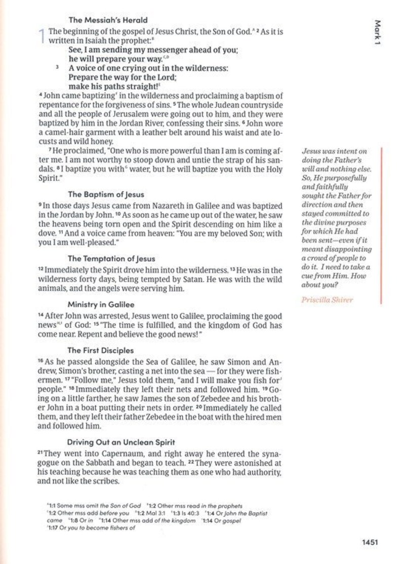 Op de afbeelding: Een pagina uit een religieuze tekst, het Evangelie van Markus, met zwarte tekst op een witte achtergrond. De tekst bespreekt het begin van Jezus' bediening, inclusief zijn doop door Johannes de Doper en zijn verleiding door Satan. De tekst noemt ook Jezus' eerste discipelen, Simon en Andreas, en Jakobus en Johannes.