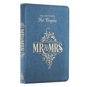 Könnte beinhalten: Ein blaues Kunstleder-Tagebuch mit goldenen Lettern, auf dem "366 Devotions For Couples" und "MR&MRS" steht.