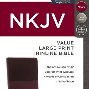 Può includere: Una Bibbia bordeaux e marrone con la scritta "NKJV" in grandi lettere bianche. Il libro è una "Bibbia Value Large Print Thinline" con un carattere "Comfort Print" e un nastro di raso. La copertina è "Burgundy Leathersoft".