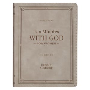 Könnte beinhalten: Ein hellgraues Buch mit dem Titel "Ten Minutes With God - For Women" von Debbie Alsdorf. Das Buchcover zeigt einen dekorativen Rahmen und den Text "365 Devotions". Das Buch ist mit einem genähten Rücken gebunden.