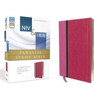 Puede incluir: Una Biblia de estudio paralela NIV & The Message en caja y una Biblia encuadernada en cuero rojo y rosa a juego. La caja presenta el texto "PARALLEL STUDY BIBLE" y "Two Bible Versions Together with NIV Study Bible Notes."