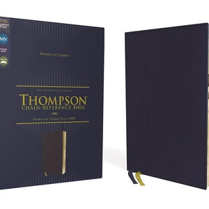 Könnte beinhalten: Eine dunkelblaue, ledergebundene Thompson Chain-Reference Bible mit goldenen Akzenten und einem goldenen Lesezeichenband. Der Einband trägt den Titel "Thompson Chain-Reference Bible" und den Text "New International Version".