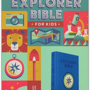 Può includere: Un'illustrazione colorata di una Bibbia Explorer per bambini. La copertina è blu con un disegno a bussola. Lo sfondo presenta illustrazioni di una fotocamera, un leone, una mappa e un microscopio. Il testo "Explorer Bible" e "For Kids" è visibile.