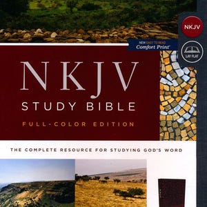 Puede incluir: Una cubierta de libro roja y blanca con el título "NKJV Study Bible Full-Color Edition" y el texto "The Complete Resource for Studying God's Word". La cubierta presenta una imagen de paisaje de una cordillera y una imagen más pequeña de un libro cerrado.