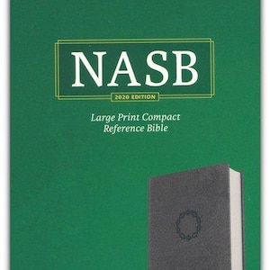 Könnte beinhalten: Ein grüner Einband mit dem Text "New American Standard Bible" und "NASB 2020 Edition" in einem gelben Kasten. Unter dem Kasten steht "Large Print Compact Reference Bible". Der Einband zeigt auch eine Bibel in Anthrazit-Lederoptik mit einem Kranz-Design.