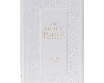 Puede incluir: Biblia en cuero blanco encuadernada con letras doradas en relieve y un diseño floral decorativo. El título dice "The Holy Bible" y "King James Version".