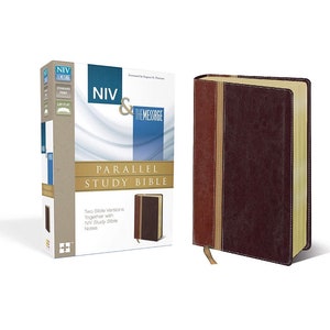Puede incluir: Una Biblia de estudio paralela con una cubierta de cuero marrón y beige. El libro tiene bordes de página dorados y una cinta de marcador beige. El embalaje es visible, con el texto "NIV & The Message".