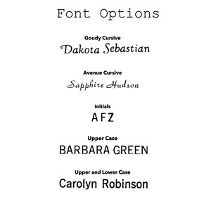 Op de afbeelding: Lettertype-opties voor namen, initialen en tekst.  Goudy Cursive: Dakota Sebastian. Avenue Cursive: Sapphire Hudson. Initialen: AFZ. Hoofdletters: BARBARA GREEN. Hoofdletters en kleine letters: Carolyn Robinson.