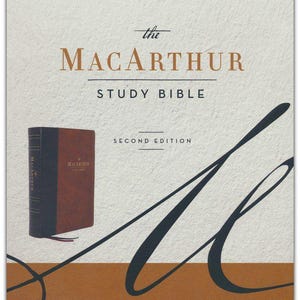 Op de afbeelding: De MacArthur Study Bible, tweede editie, door Thomas Nelson, Legacy Standard Bible. De omslag toont een bruine, lederen gebonden Bijbel met gouden letters en een zwart-witte illustratie van een pen.