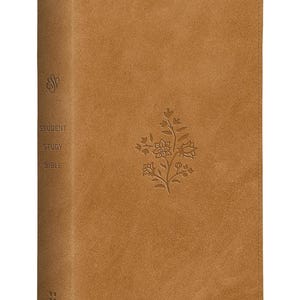 Può includere: Una Bibbia di studio per studenti rilegata in pelle marrone. Il dorso presenta il testo "STUDY BIBLE" e il logo Crossway. Un disegno floreale è impresso sulla copertina. La Bibbia ha un bordo cucito.