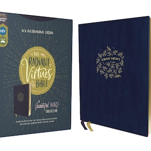 PERSONALIZADO *** Bíblia NIV Radiant Virtues: Uma coleção de belas palavras - Impressão confortável - Aparência de couro macio - Azul-marinho *** Impressão de nome personalizada