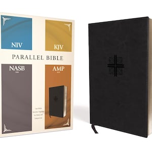 Puede incluir: Una Biblia paralela encuadernada en cuero negro con una cruz en relieve en la portada. El lomo presenta cuatro versiones diferentes de la Biblia: NIV, KJV, NASB y AMP.