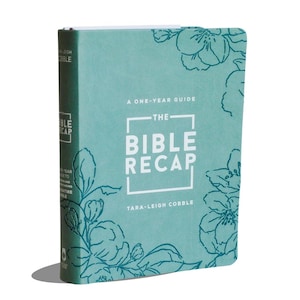 Può includere: Un libro blu turchese con un design floreale e il titolo "The Bible Recap: A One-Year Guide" di Tara-Leigh Cobble.