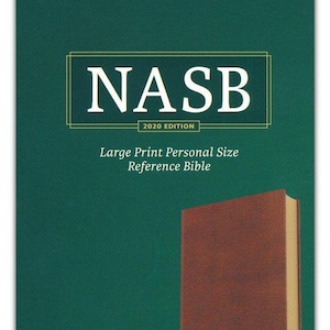 以下が含まれることがあります： 金色の縁取りの箱に「NASB」の文字が入った濃い緑色の聖書。表紙には「2020 EDITION」と「Large Print Personal Size Reference Bible」の文字が記載されています。この本の色は「Burnt Sienna LeatherTouch」です。