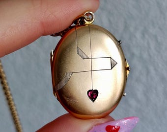 Art Nouveau Gold Locket with faceted Ruby paste in a heart inlay