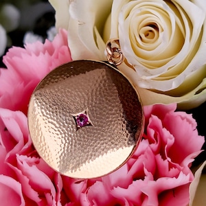 Antyczny 18-karatowy złoty medalion z rubinem