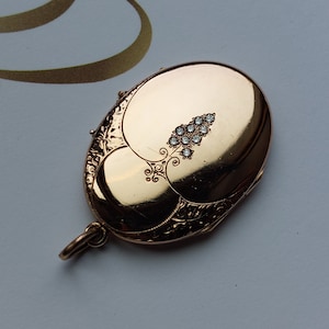Genuine diamonds Mirror-like Oval Art Nouveau Locket with fine engravings