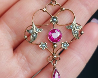 Antieke lavalier hanger van 9 karaats goud met roze facetgeslepen stenen en pareltjes.