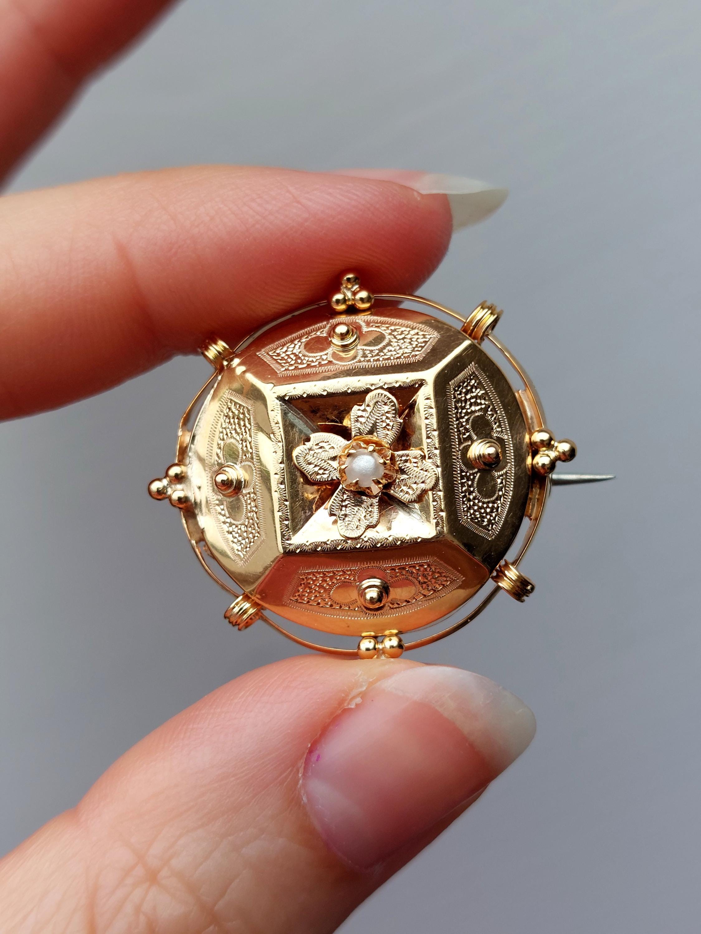 ビクトリア朝様式の17Kゴールドブローチ（パール付き） - Cクラスプ
