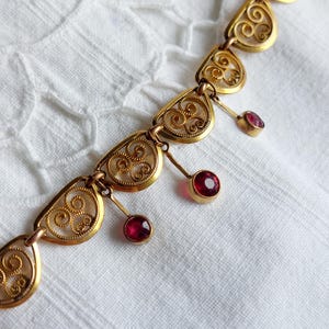 Franskt filigranhalsband i jugendstil / guldfärgad draperi med rubinpasta