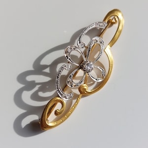 Art Deco 18k Gold Brosche mit einem Altschliff Diamanten und Diamanten im Rosenschliff