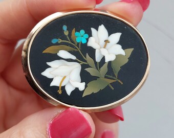 Broche Ronde Pietra Dura – Motif Floral En Marqueterie De Pierres Sur Ardoise, Argent