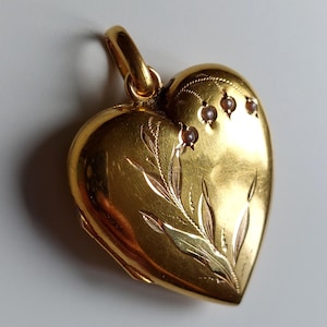 Art Deco 18k französisches Herz Medaillon mit Maiglöckchen und Saatperlen - Rot-, Grün- und Gelbgold