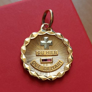 Augis Pendant, Plus qu&#39;hier moins que demain - 18ct Gold and Ruby French Pendant