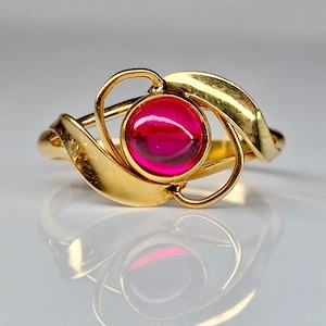 Anello scandinavo di metà secolo in oro 18 carati con cabochon di rubino.