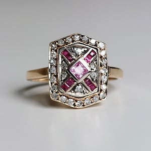 Anillo antiguo con diamantes pavé, zafiro rosa natural central y rubíes.