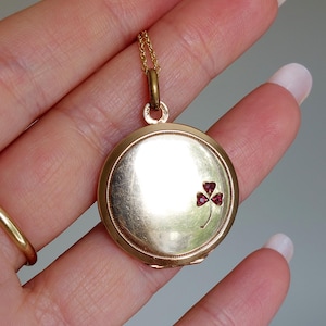 Medaglione Art Nouveau in oro rosa con quadrifoglio e monogramma in pasta di rubino.