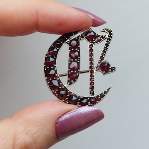 Broche Eduardiano Granada com Letra E