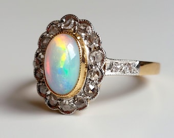 Anillo Belle Epoque de oro de 18 quilates con cabujón de ópalo francés y diamantes talla rosa.