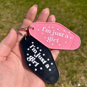 レトロモーテルキーホルダー - 「私はただの女の子」 | ピンクまたはブラックのキュートなフェミニスト風キーホルダー | 彼女への90年代風ギフト | 楽しいキータグ