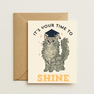 Tarjeta de Graduación de Gato: "Es tu Momento para Brillar". Adorable tarjeta de graduación de gato, gato de pelo largo con birrete, tarjeta de graduación de universidad o preparatoria.