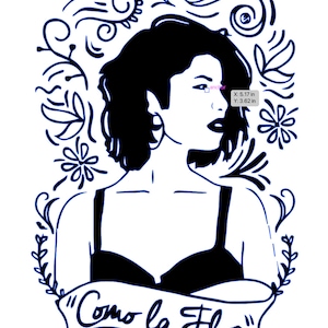 Op de afbeelding: Zwart-witte illustratie van een vrouw met kort haar, die een zwart topje draagt en een lint met de tekst "Como la Flor". De illustratie is omringd door bloemmotieven.