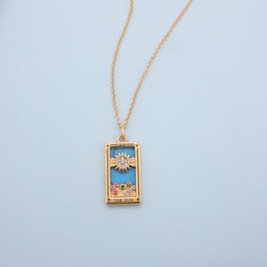 Die Sonne Tarot Karte Halskette, 14K Gold gefüllt, Mystik des Kosmos, Geburtstag Schmuck, Geschenk für sie