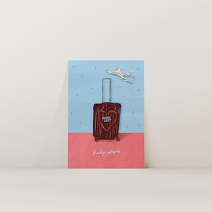 Könnte beinhalten: Illustration eines weinroten Koffers mit herzförmigem Ausschnitt und den Worten „RIGHT, LEFT“. Ein weißes Flugzeug fliegt über dem Koffer vor einem blauen Hintergrund mit rosa Sternen. Darunter steht „baby steps“.