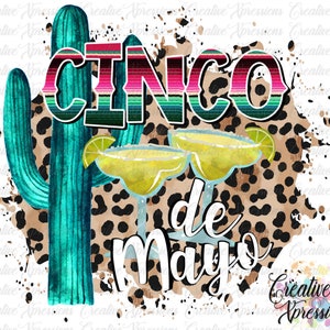 Pu&ograve; includere: Un'illustrazione digitale di un cactus, due bicchieri di margarita e il testo "CINCO de MAYO" su uno sfondo leopardato marrone e nero.