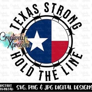 Może przedstawiać: Cyfrowy projekt z flagą stanu Teksas wewnątrz okręgu z drutu kolczastego, z napisami "TEXAS STRONG" i "HOLD THE LINE". Projekt zawiera tekst "Creatively Xpressive" i "INSTANT DOWNLOAD SVG, PNG & JPG DIGITAL DESIGNS".