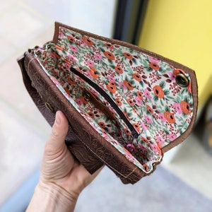 Monedero de piel repujada, monedero de estilo gótico, cartera de estilo vintage, piel repujada, piel vaquera, accesorios vaquera, bolso de mano de piel