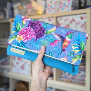 Leder Clutch Tasche mit Kolibris und tropischen Blumen print, Türkis Ledertasche, gefaltete Clutch Tasche, Hochzeitsgast oder Brautjungfer Geschenk
