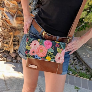 Floral Folded Leather Crossbody Bag: Secure Messenger Handbag