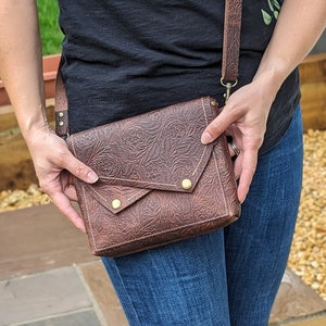Embossed leather crossbody bag with pretty floral lining