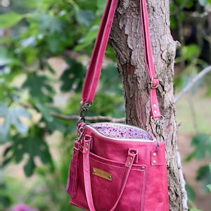Handgemachte Pinkfarbene Leder Crossbody-Handtasche, Elegante Tasche mit hübschem Blumenfutter, kurzen Griffen und verstellbarem Riemen