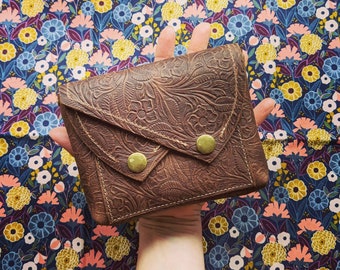 Vintage look embossed leather purse with floral lining