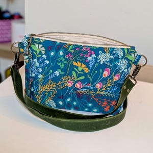 Sac à bandoulière floral, bandoulière rose, sac en toile cirée, sac à thème floral, toile cirée verte, tissu à fleurs, cadeau floral